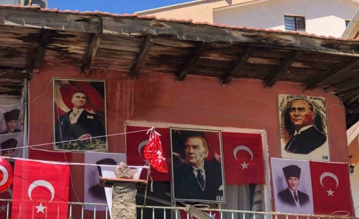 Türk bayrakları ve Atatürk posterleriyle donattığı evi ilgi odağı oldu