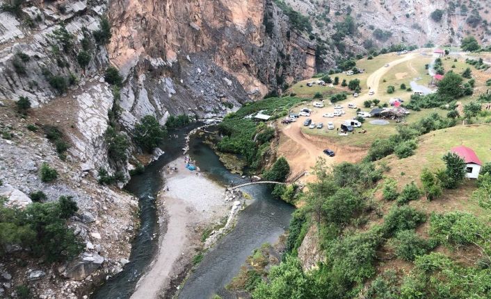 Türkiye’nin dört bir yanından Adana’ya serinlemek için geldiler