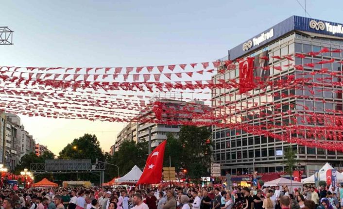 Vatandaşlar 15 Temmuz’un yıldönümümde Kızılay’da toplandı