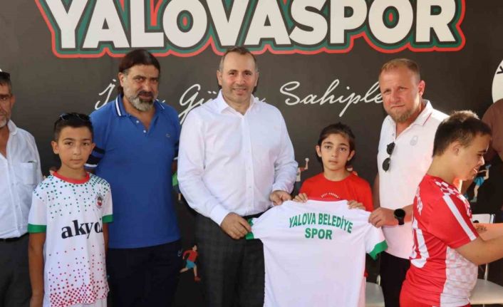 Yalova Belediyesi’nden Yalovaspor’a malzeme desteği