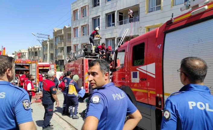 Yangında mahsur kalan anne ve çocuğunu ekipler kurtardı