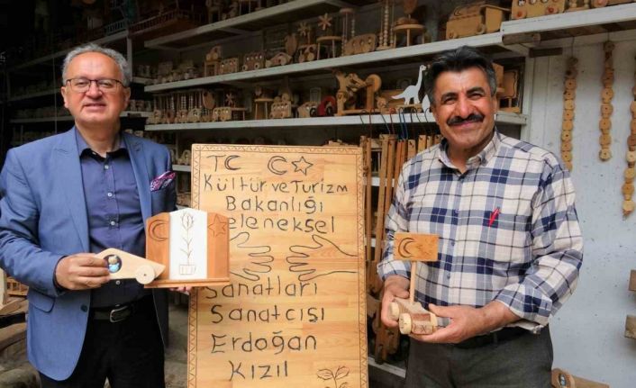 Yaptığı oyuncaklarla çocukların yüzünü güldürüyor