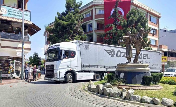 Yasak yola giren tır trafiği tıkadı