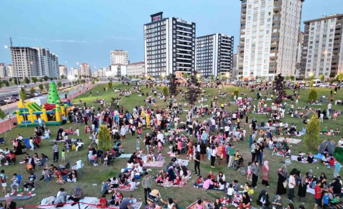 Yeşilyurt Mahallesi’nde açık hava sinema günlerine yoğun ilgi