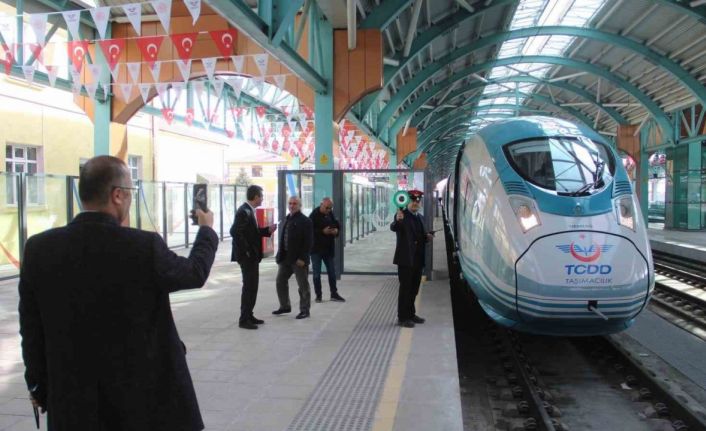 Yüksek Hızlı Tren ile Sivas’a insan akını yaşandı