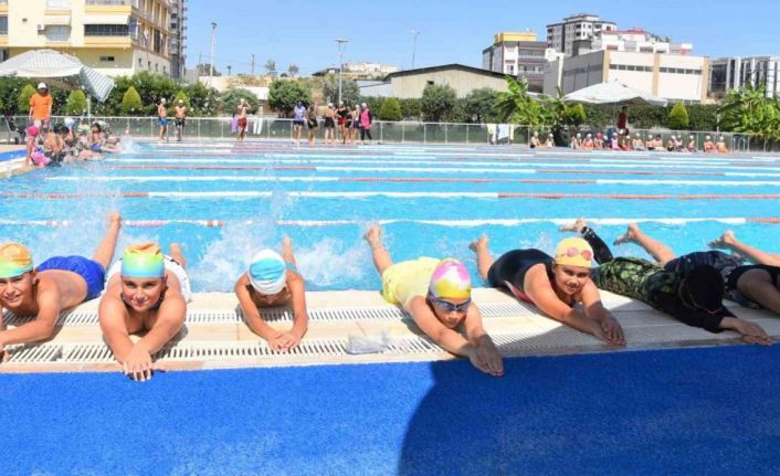 Yüzmeyi, olimpik yüzme havuzunda öğreniyorlar