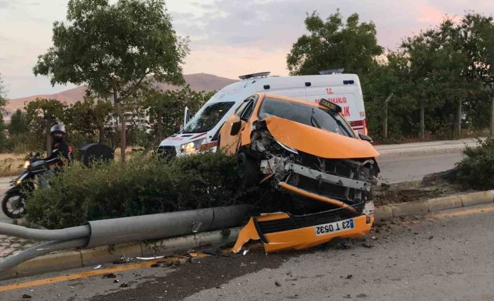 3 araca çarptı kaçtı, refüje çıkıp direği devirdi: 1 yaralı