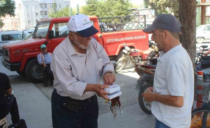 77 yaşında her gün kilometrelerce yürüyerek ekmeğini kazanıyor