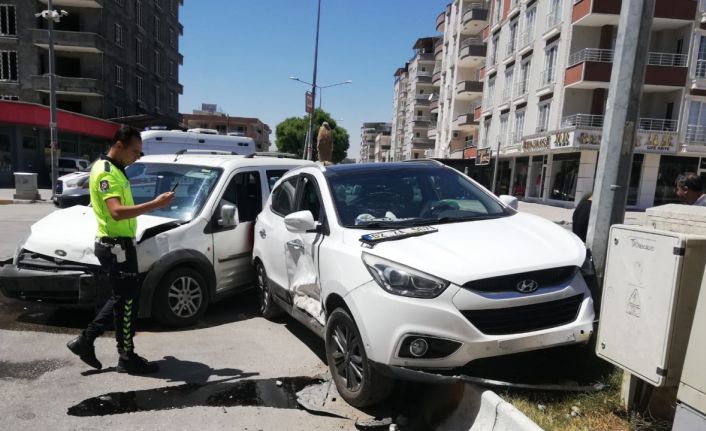 Adıyaman’da 2 araç çarpıştı: 3 yaralı