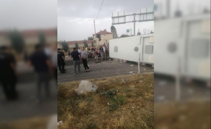 Afyonkarahisar’da midibüs devrildi: 30’a yakın yaralı var