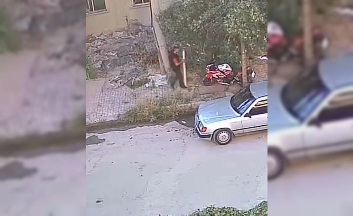 Ağaca bağlı motosikleti çalmaya çalışan acemi hırsız, başarılı olamadı