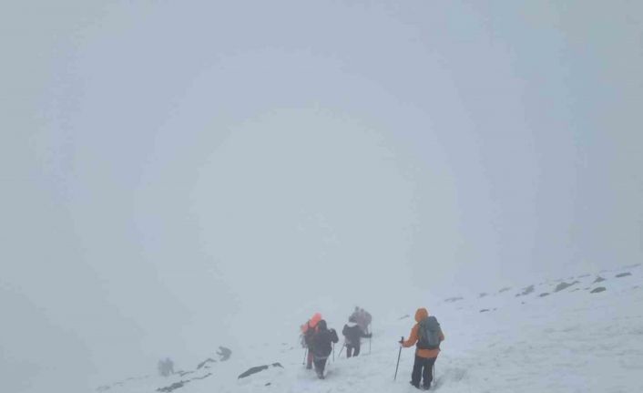 Ağrı Dağı turistleri ağırlamaya devam ediyor