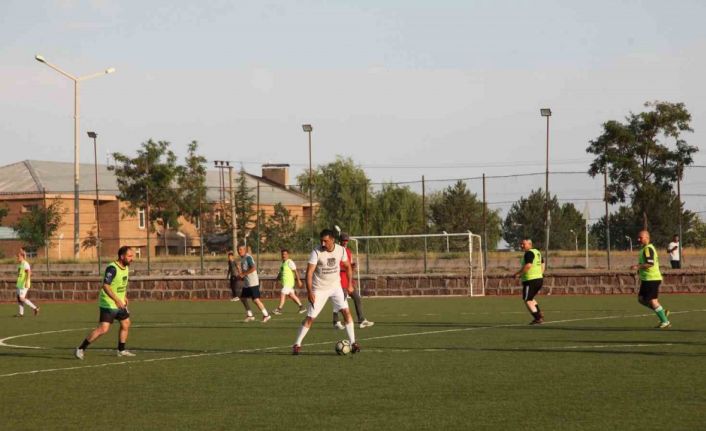 Ahlat’ta ’Şöhretler Futbol Turnuvası’ düzenlendi