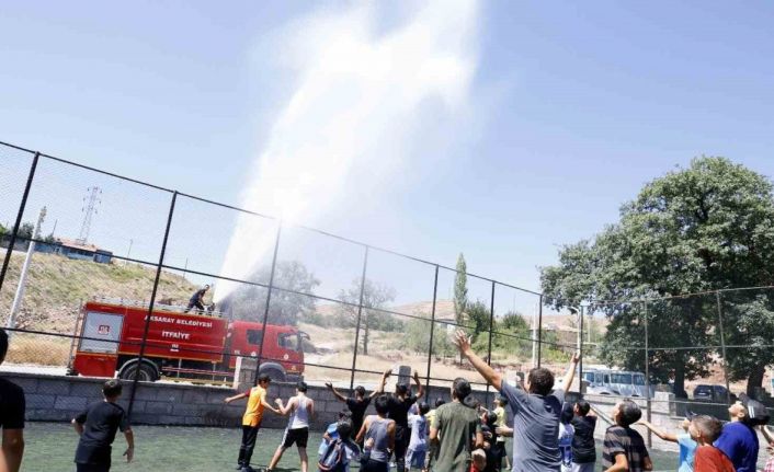 Aksaray’da 41 derece sıcaklıkta bunalanları itfaiye su sıkarak serinletti