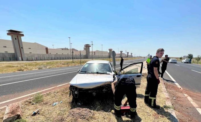 Aksaray’da otomobil refüje çıktı: 2 yaralı