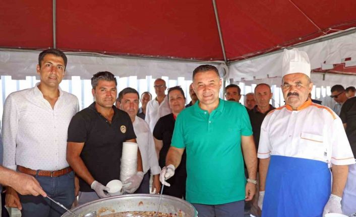 Alanya Belediyesi 5 bin kişilik aşure dağıttı