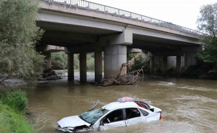 Amasya’da otomobil Yeşilırmak’a uçtu: Aynı aileden 5 kişi yaralandı