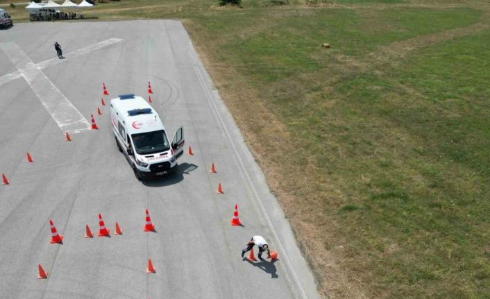 Ambulans sürüş eğitimcilerine güvenli sürüş eğitimi verildi