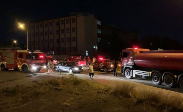 Ankara’da boş arazide çıkan yangın paniğe neden oldu