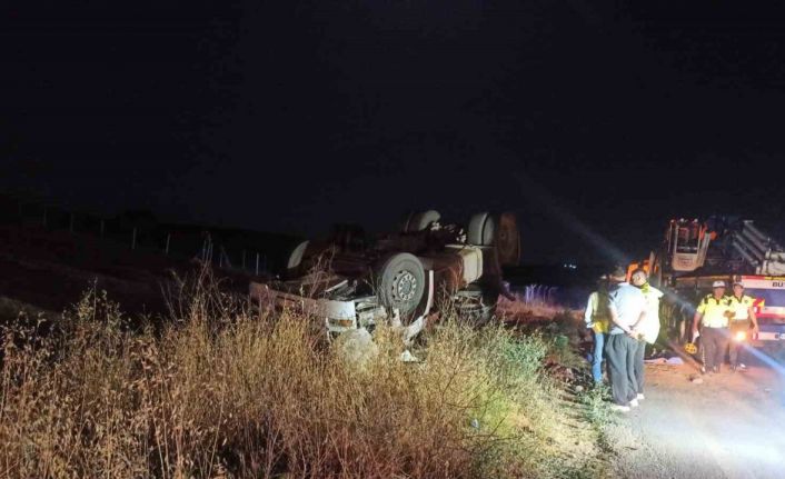 Ankara’da TIR tarlaya uçtu, sürücü hayatını kaybetti