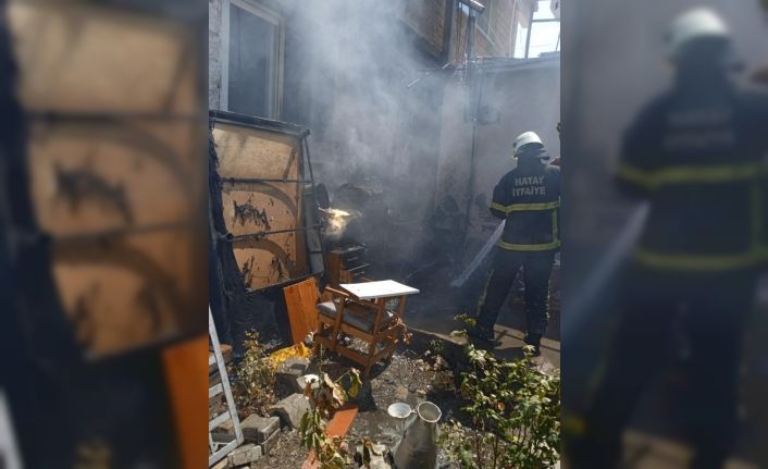 Antakya’da yanan ev diğerlerine sıçramadan söndürüldü