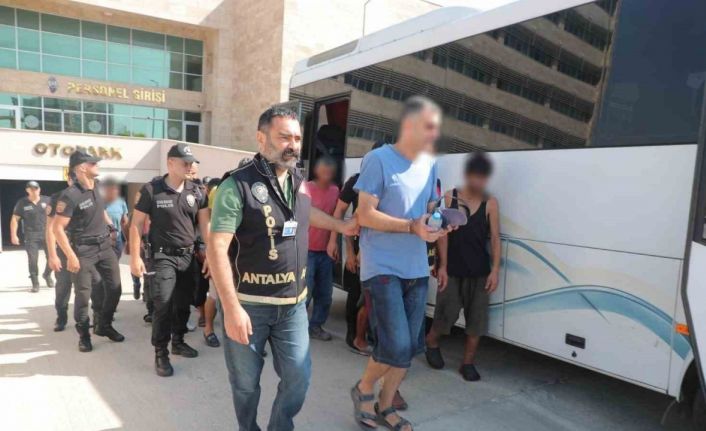 Antalya’da firari şahıslara eş zamanlı operasyon: 35 kişi yakalandı