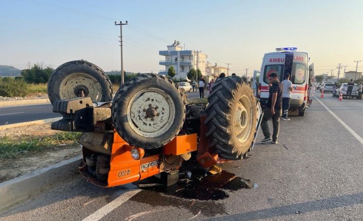 Antalya’da otomobil traktöre çarptı: 2 yaralı