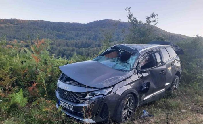 Ayancık’ta takla atan otomobildeki 3 kişi hafif yaralandı