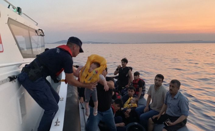 Ayvalık’ta Türk karasularına itilen 37 göçmen kurtarıldı