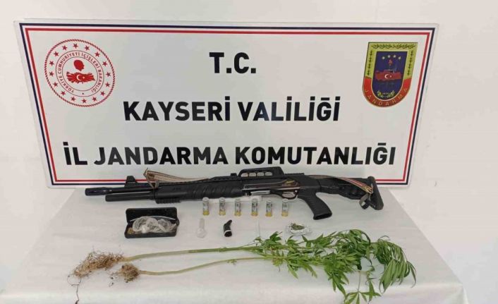 Bahçesinde kenevir yetiştiren şahıs jandarmadan kaçamadı