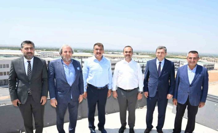 Bakan Kacır: "Malatya’mızı ve tüm deprem bölgemizi hızla ayağa kaldıracağız"
