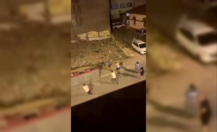 Balat’ta iki grup arasındaki silahlı ve taşlı kavga kameraya yansıdı