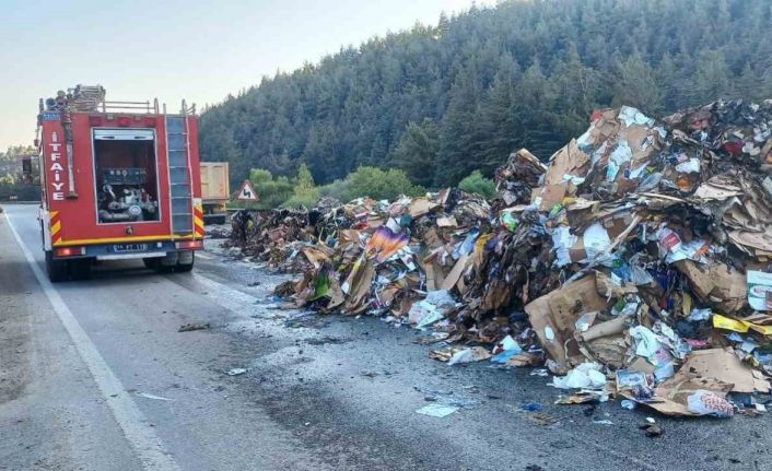 Balıkesir’de seyir halindeki tır alev topuna döndü