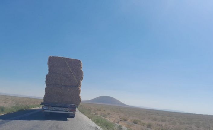 Balya yüklü tırın tehlikeli yolculuğu kamerada