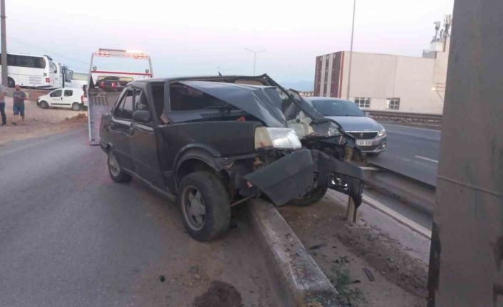 Bariyeri aşan otomobil yön levhası direğine çarparak durabildi: 3 yaralı