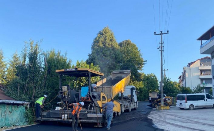 Başiskele Kahramanlar Caddesine 150 ton asfalt serildi