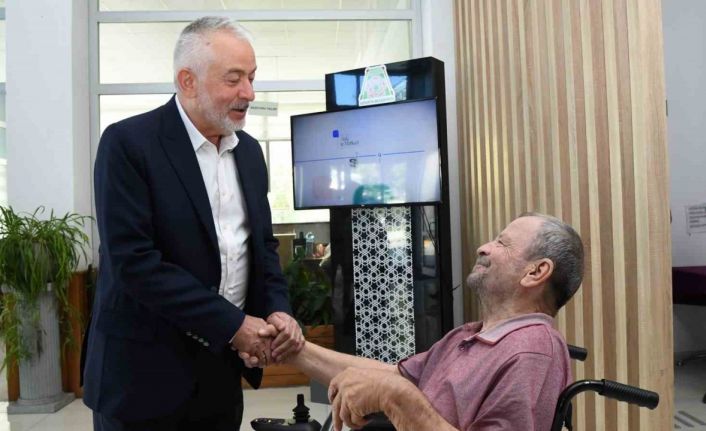 Başkan sözünü tuttu, engelli adam akülü tekerlekli sandalyesine kavuştu