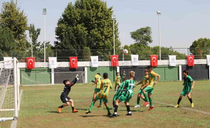 Başkan Zolan, afetzede çocuklarla futbol oynadı