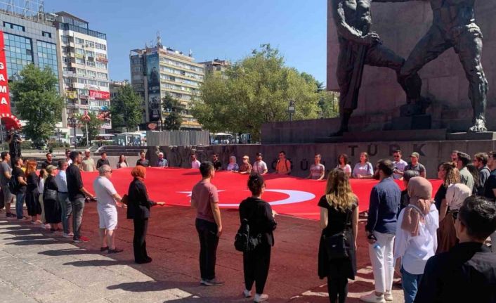 Başkent’te şehitler için saygı duruşu