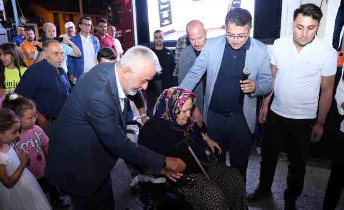 Bastonla geldiği programdan akülü tekerlekli sandalye ile ayrıldı