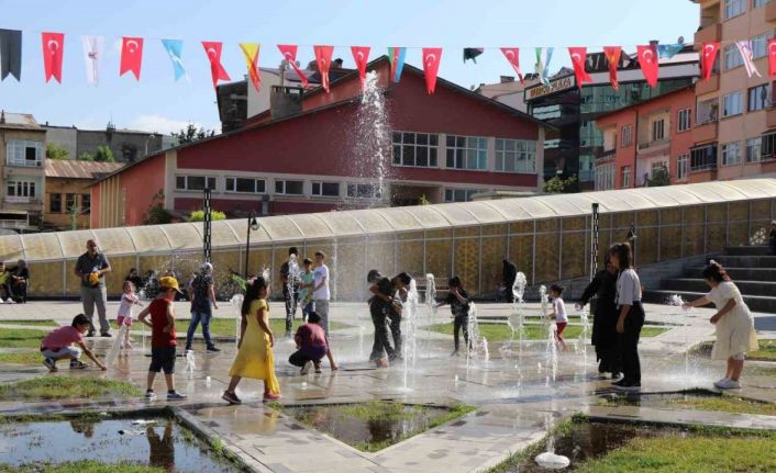 Bayburt’ta kavurucu sıcaklarda çocuklar fıskiyelerle serinledi