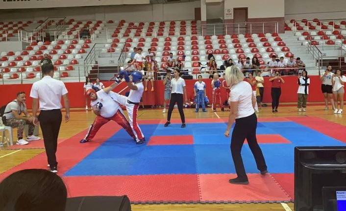 Bayraklılı sporculardan Kick Boks başarısı