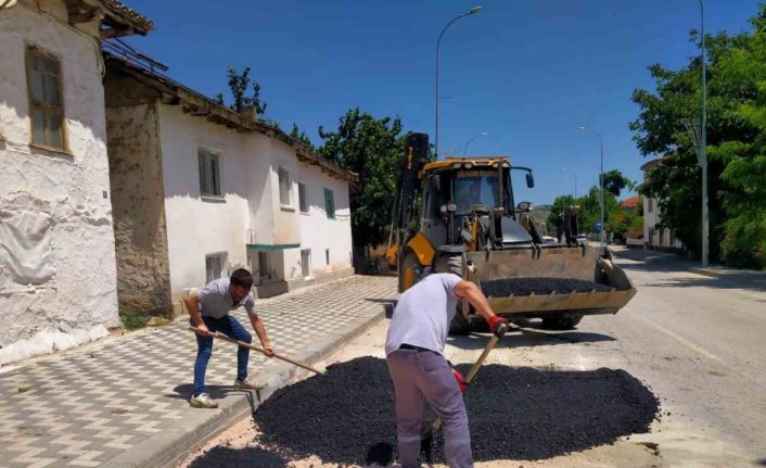 Belediye ekipleri yol bakım onarım çalışmalarını sürdürüyor