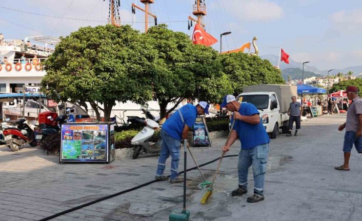 Belediye ekiplerinden yoğun temizlik mesaisi