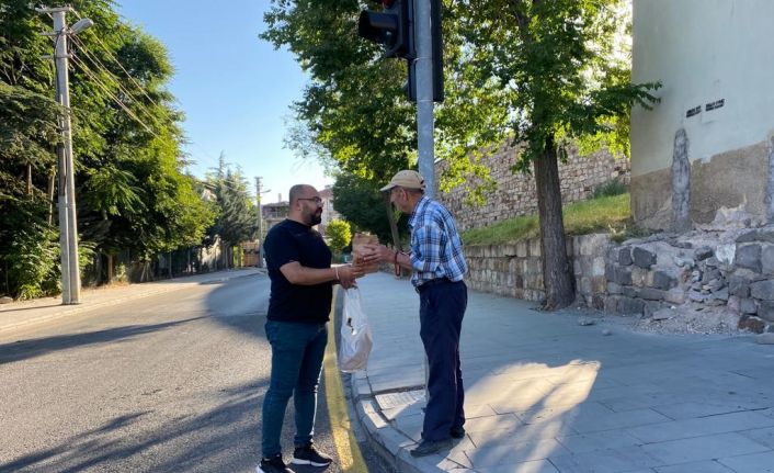 Belediye personellerinden vatandaşlara simit ve meyve suyu ikramı