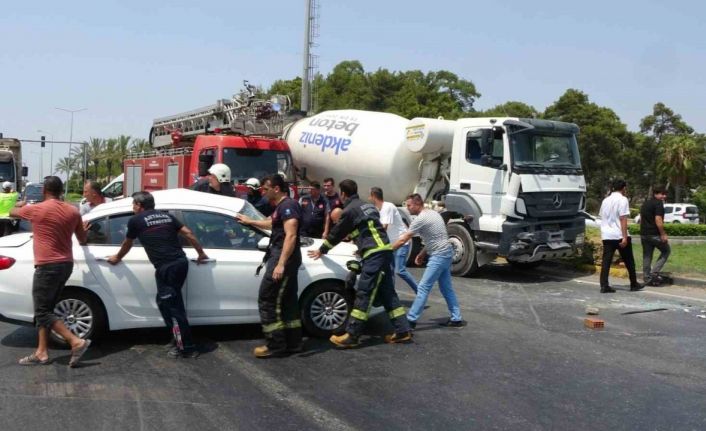 Beton mikseri ile otomobil çarpıştı: 1’i ağır 4 yaralı