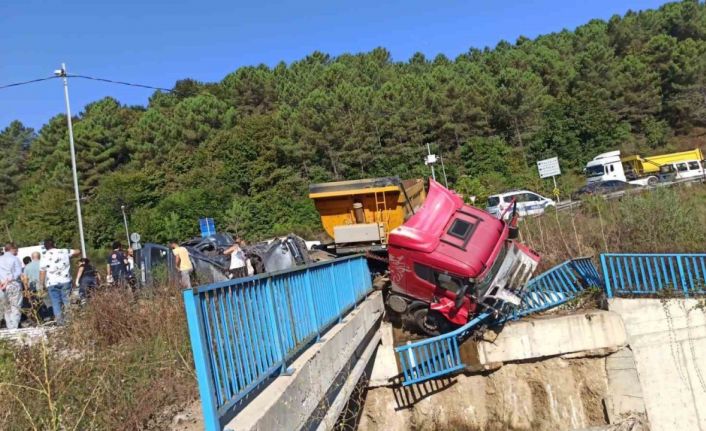 Beykoz’da hafriyat kamyonu ile otomobil çarpıştı