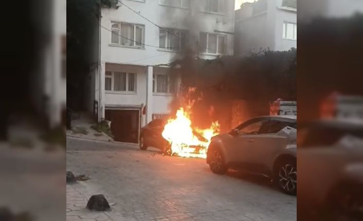 Beyoğlu’nda park halindeki otomobil alev alev yandı