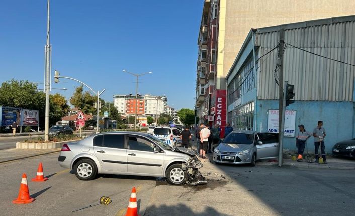 Bozüyük’te iki otomobil çarpıştı: 2 yaralı