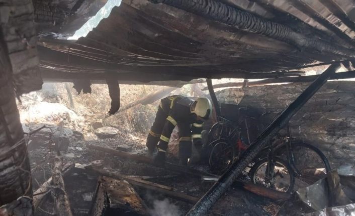 Burdur’da odunluk yangını büyümeden söndürüldü